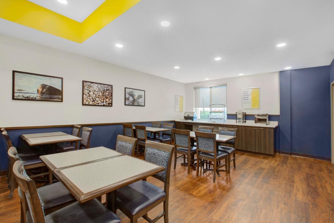 Days Inn & Suites By Wyndham Lindsay Eksteriør bilde
